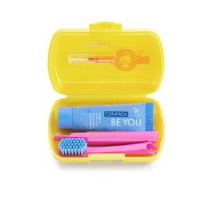 Купить: Curaproxs Be You набор дорожный в желтом  боксе: щетка зубная складная, паста, набор межзубных ершиков с держателем